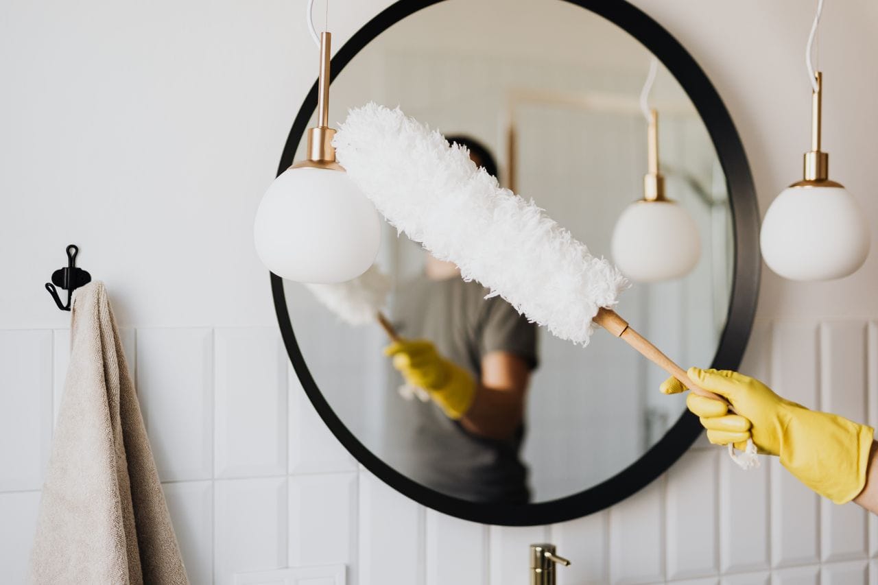 cleaning-mirror